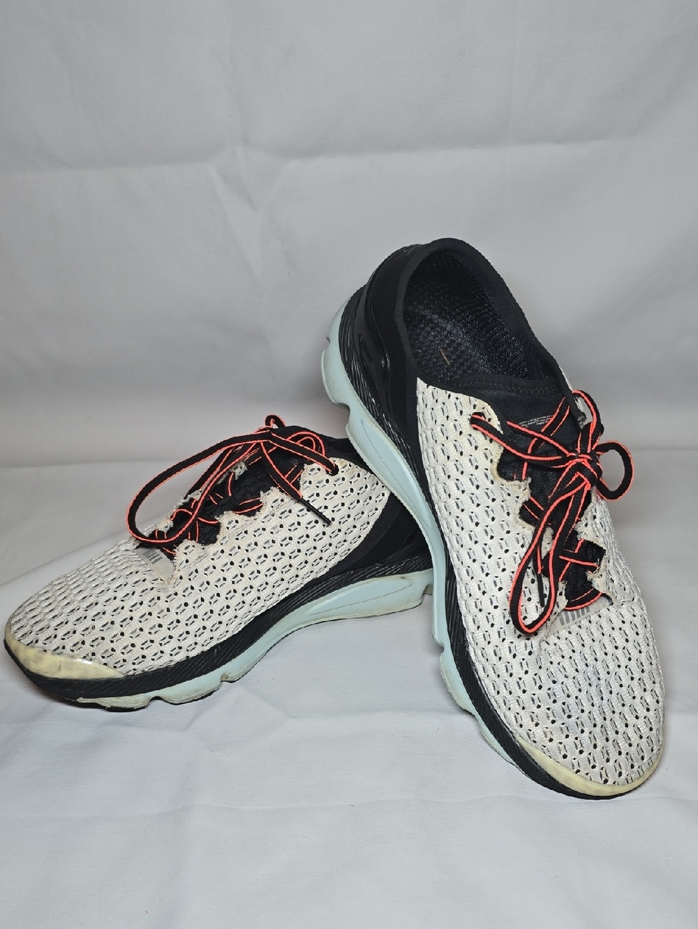 Under Armour Men's White and Black Athletic Running Shoes with Red Laces